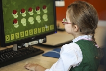 Frühfördermädchen spielt ein sehbehindertengerecht gestaltetes Computerspiel mit hohen Kontrasten und großen Abbildungen